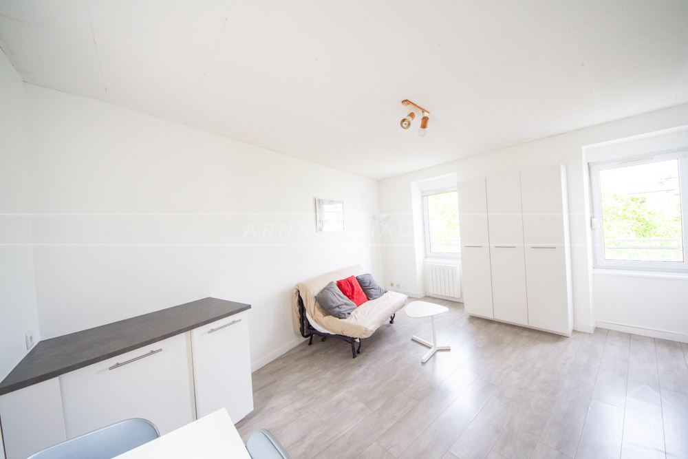 APPARTEMENT STUDIO/ T1 - BEL ESPACE DE VIE AVEC CUISINE US - SDB AVEC WC - DALLE BETON - IDEAL PIED A TERRE OU LOCATIF photo 2
